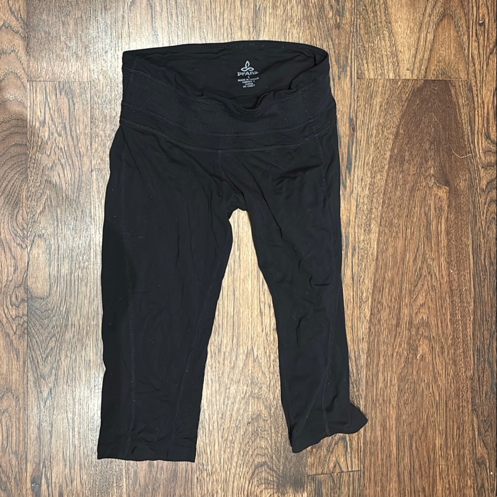 Prana Black Leggings / Knicker length Stretchy Form-Fitting Bottoms. Small